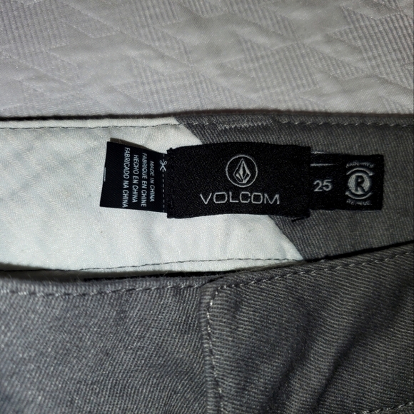 2 pairs of Volcom shorts for 1. Never worn - Picture 14 of 16